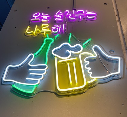 韓国大衆酒場 ラッキーソウル 西新宿 ネオンサイン
