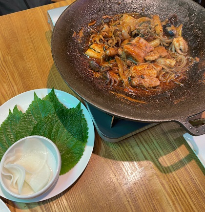 韓国大衆酒場 ラッキーソウル チュクミサムギョプサル えごまの葉 大根酢漬け