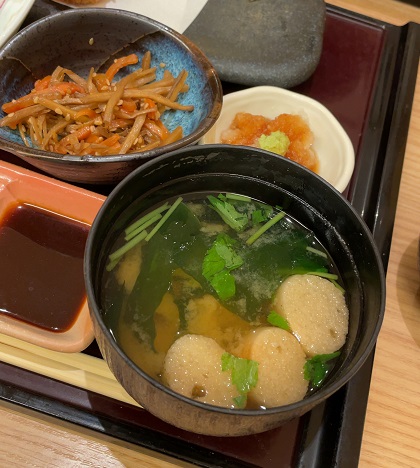 串亭 牛カツと季節野菜のフライ御膳 お味噌汁、小鉢