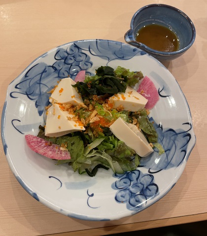 きづなすし 食べ放題 豆腐と野菜のサラダ