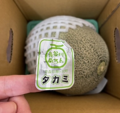 青森県鰺ヶ沢町 ふるさと納税 返礼品 メロン1玉 タカミ 品種ラベル