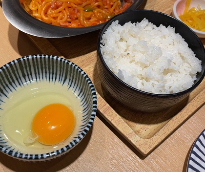 テンアライド 大衆食堂 てんぐ大ホール 生卵と大盛りごはん