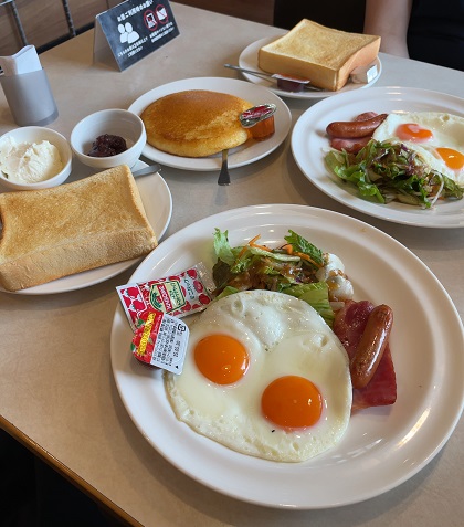 ガスト モーニング 目玉焼き＆ベーコンソーセージセット