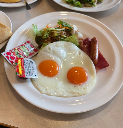 ガスト モーニング 目玉焼き＆ベーコンソーセージセット