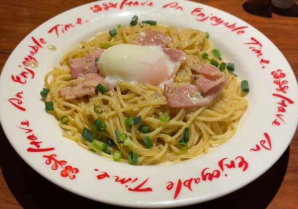 パスタmama 新宿 黒七味のスパイシーカルボナーラ～温玉のせ～