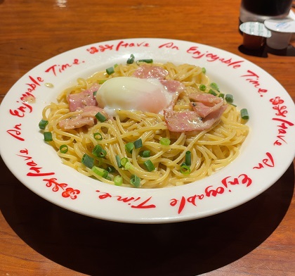 パスタmama 新宿 黒七味のスパイシーカルボナーラ～温玉のせ～