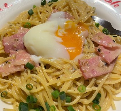 パスタmama 新宿 黒七味のスパイシーカルボナーラ～温玉のせ～