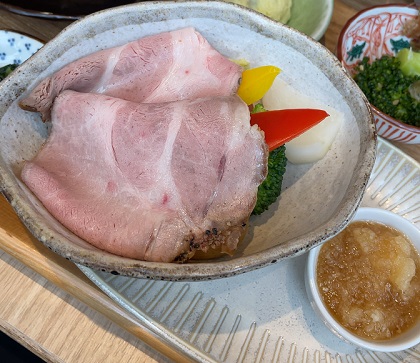 クリエイト・レストランツ・ホールディングス JA全農 みのる食堂 銀座 ごちそう定食 十和田湖高原ポークSPF桃豚の自家製ローストポークと彩り野菜蒸し