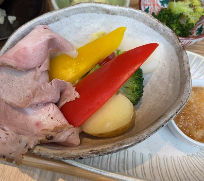 クリエイト・レストランツ・ホールディングス JA全農 みのる食堂 銀座 ごちそう定食 十和田湖高原ポークSPF桃豚の自家製ローストポークと彩り野菜蒸し