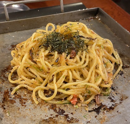 エー・ピーホールディングス 芝浦食肉 鉄板焼き大とろホルモンの〆 明太焼きそば