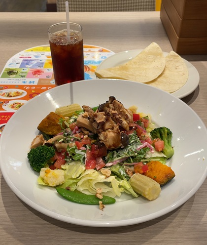 ココス チキンとナッツの11種野菜サラダランチ~トルティーヤ付き~