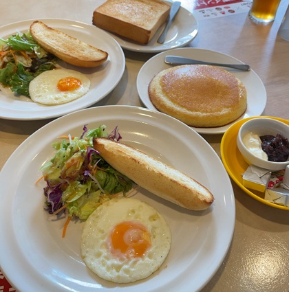 ガスト モーニング ライトモーニングプレート トースト パンケーキ あんこ&マスカルポーネクリーム