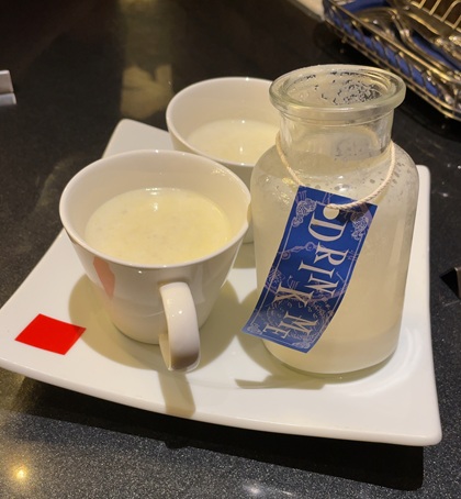池袋 古城の国のアリス チェシャ猫仕立てのパスタランチコース 冷製スープ DRINK ME！ 不思議の国のボトルスープ　ヴィシソワーズ