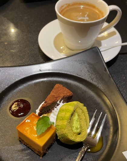 池袋 古城の国のアリス チェシャ猫仕立てのパスタランチコース デザート プチケーキアソート