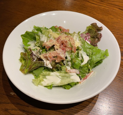 金の蔵 池袋 食べ飲み放題 カリカリベーコンのシーザーサラダ