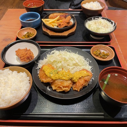 てけてけ ランチ 特製粗挽きハンバーグ&唐揚げ定食 咖喱タルタルのチキン南蛮(3個)定食+唐揚げ(1個)