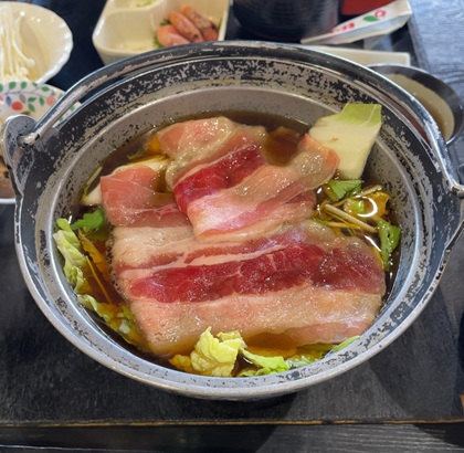 オリオンツアー 【群馬・栃木】キラッキラの秋!特選牛すき焼きと甘エビ食べ放題&あしかがフラワーパーク「光の花の庭」イルミネーション&秋の味覚ダブル「りんご狩り!野菜詰め放題!」 原田農園 昼食