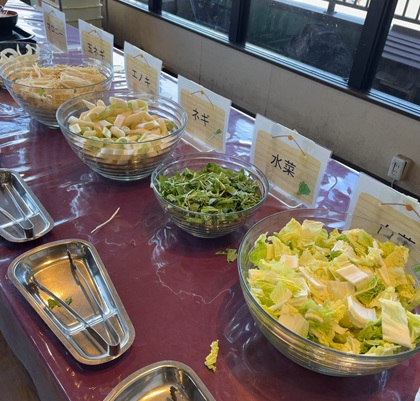 オリオンツアー 【群馬・栃木】キラッキラの秋!特選牛すき焼きと甘エビ食べ放題&あしかがフラワーパーク「光の花の庭」イルミネーション&秋の味覚ダブル「りんご狩り!野菜詰め放題!」 原田農園 昼食