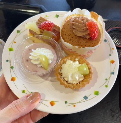 オリオンツアー 【群馬・栃木】キラッキラの秋!特選牛すき焼きと甘エビ食べ放題&あしかがフラワーパーク「光の花の庭」イルミネーション&秋の味覚ダブル「りんご狩り!野菜詰め放題!」 原田農園 昼食