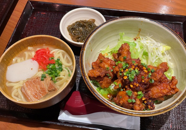 海人酒房 池袋 サンシャインシティ 島ラー油の唐揚げ丼とミニ沖縄そばのセット
