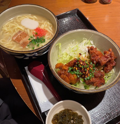 海人酒房 池袋 サンシャインシティ 島ラー油の唐揚げ丼とミニ沖縄そばのセット そば大盛り