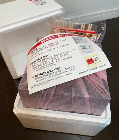 楽天 海鮮かに処 福袋おせち 2026 京都祇園 料亭 岩元 監修おせち 匠 ロブスター 発泡スチロール箱を開けたところ