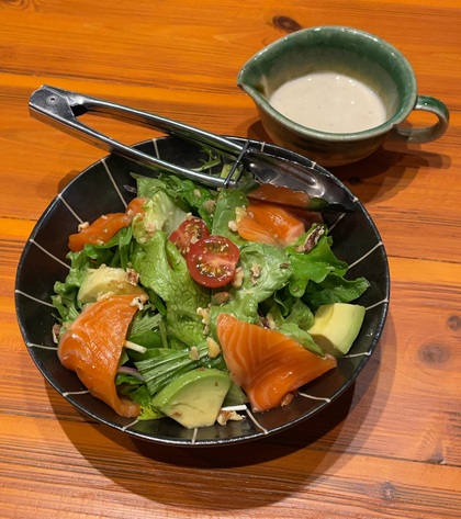 エー・ピーホールディングス 株主優待 なきざかな 新宿はなれ 選べる鮮魚の岡持ちコース スモークサーモンのシーザーサラダ