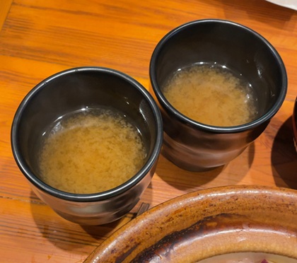 エー・ピーホールディングス 株主優待 なきざかな 新宿はなれ 選べる鮮魚の岡持ちコース 味噌汁