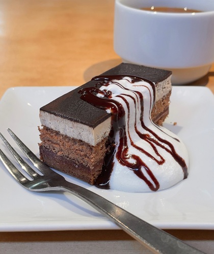 ヴィアホールディングス 株主優待 いちげん ランチ チョコケーキ