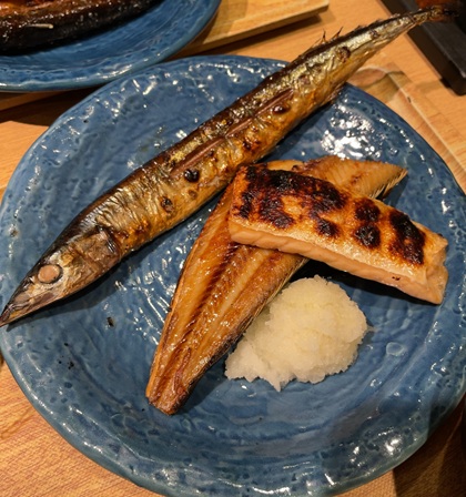 テンアライド 湊や磯吉食堂 池袋東口店 焼魚 ランチ 湊や三種食べくらべ定食 さんまの塩焼き 真ほっけの一夜干し サーモンハラス焼き