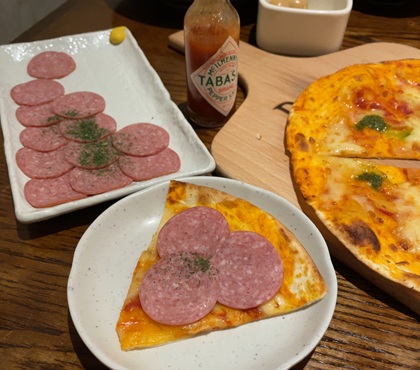 金の蔵 池袋 食べ飲み放題 食べ放題 マルゲリータピザ おつまみサラミ