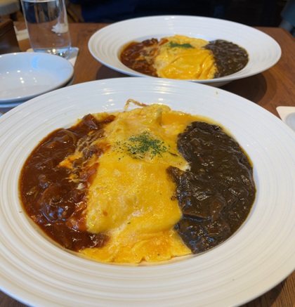 キリンシティ ランチ 赤・黒ハーフのオムライス