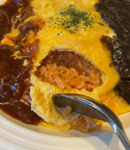キリンシティ ランチ 赤・黒ハーフのオムライス