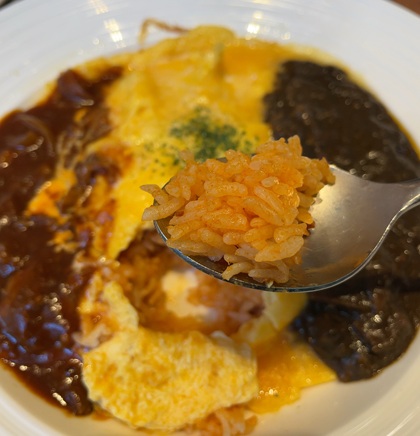 キリンシティ ランチ 赤・黒ハーフのオムライス