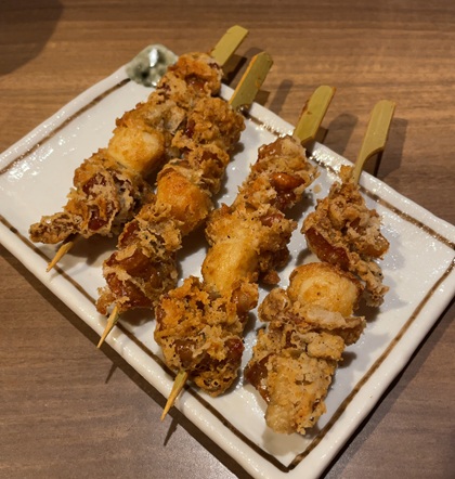 鳥良商店 鶏皮ニンニク揚げ串(4本)