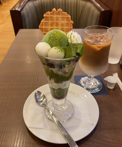 倉式珈琲店 倉式の抹茶パフェ ドリンクセット アイスカフェラテ