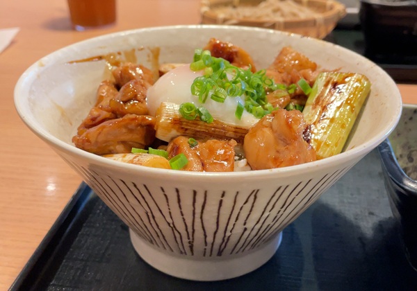 ヴィアホールディングス 株主優待 いちげん ランチ 日替わりランチ 焼き鳥丼とざるそば定食