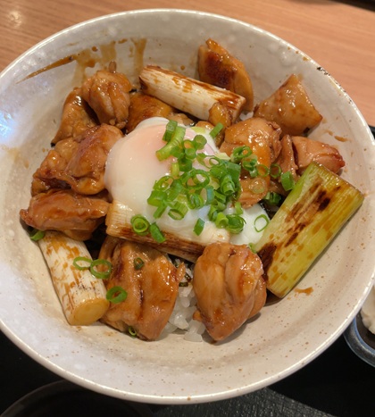 ヴィアホールディングス 株主優待 いちげん ランチ 日替わりランチ 焼き鳥丼とざるそば定食