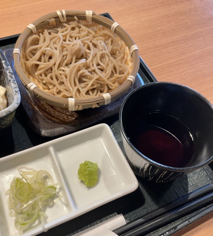 ヴィアホールディングス 株主優待 いちげん ランチ 日替わりランチ 焼き鳥丼とざるそば定食