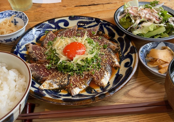 エー・ピーホールディングス 株主優待 新宿みやざき館 KONNE くわんね かつおめし定食