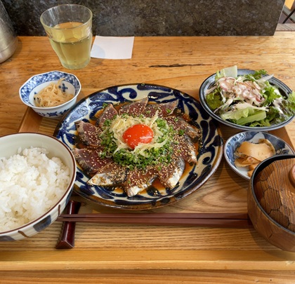 エー・ピーホールディングス 株主優待 新宿みやざき館 KONNE くわんね かつおめし定食