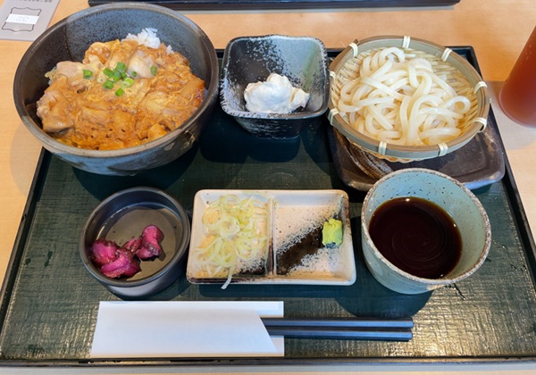 ヴィアホールディングス 株主優待 いちげん ランチ 日替わりランチ 親子丼とざるそば定食