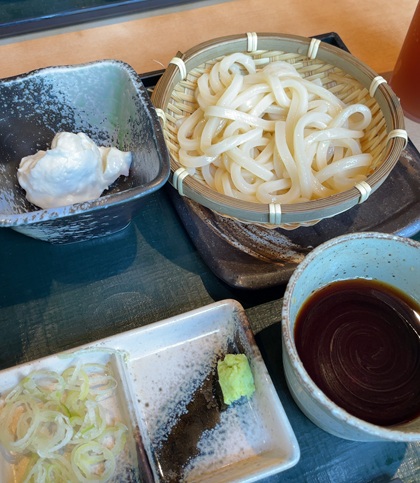 ヴィアホールディングス 株主優待 いちげん ランチ 日替わりランチ 親子丼とざるそば定食