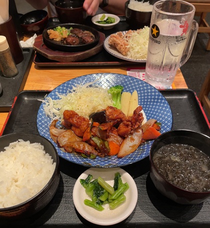 てんぐ大ホール ランチ 本格!真っ黒 黒酢どり定食 サイコロステーキと鶏の黄金から揚げ定食 ステーキ5個