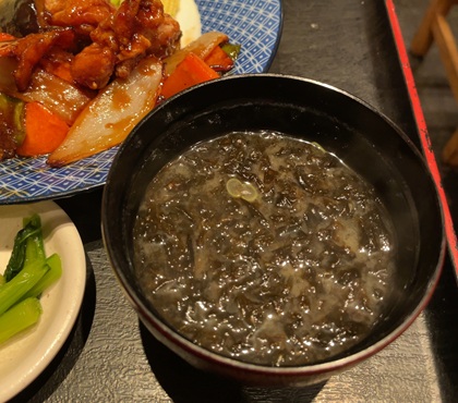 てんぐ大ホール ランチ 本格!真っ黒 黒酢どり定食 味噌汁