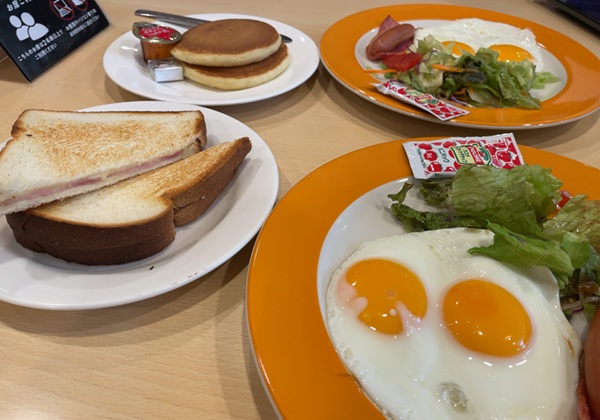 ジョナサン モーニング 目玉焼きモーニング パンケーキ2枚 目玉焼きモーニング ベーコン＆チーズサンド