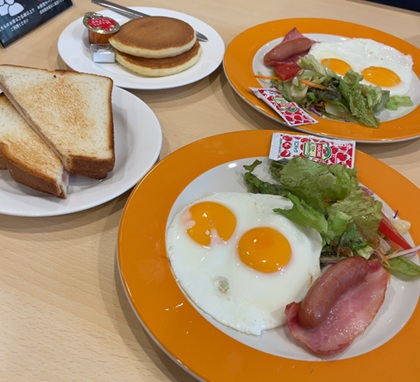 ジョナサン モーニング 目玉焼きモーニング パンケーキ2枚 目玉焼きモーニング ベーコン＆チーズサンド