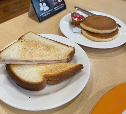 ジョナサン モーニング パンケーキ2枚 ベーコン＆チーズサンド